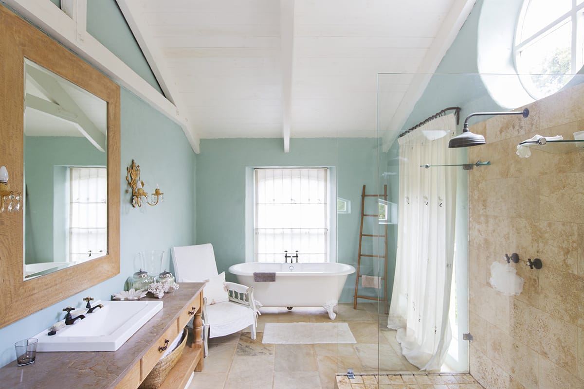 modern farmhouse bathroom